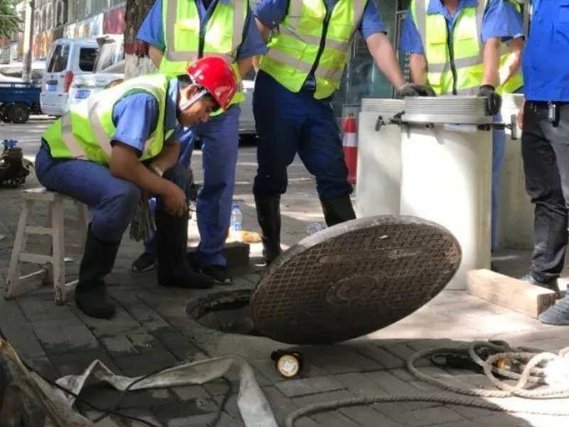 塘沽帮居民疏通下水管道